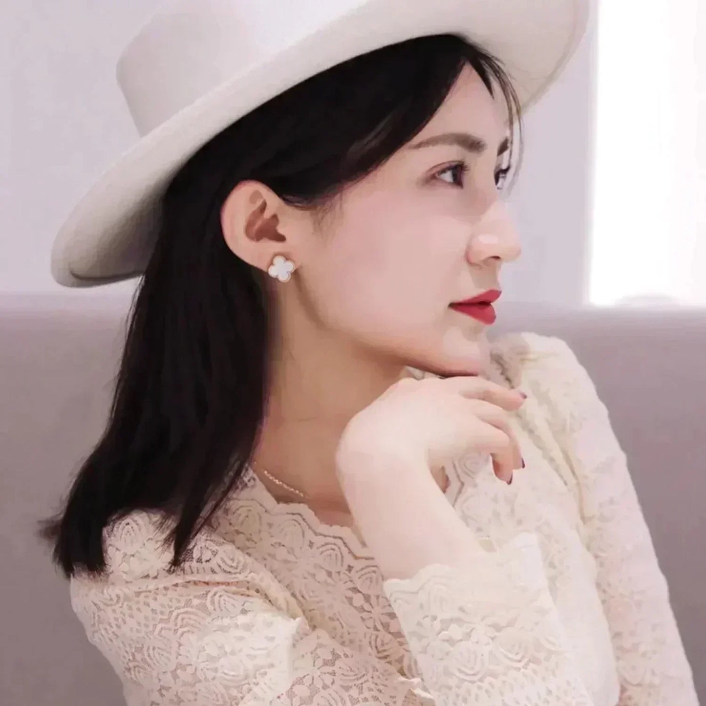 [Eterna Jewels]CLOVER MEDIUM 1 MOTIFS  WHITE MOP STUD EARRINGS