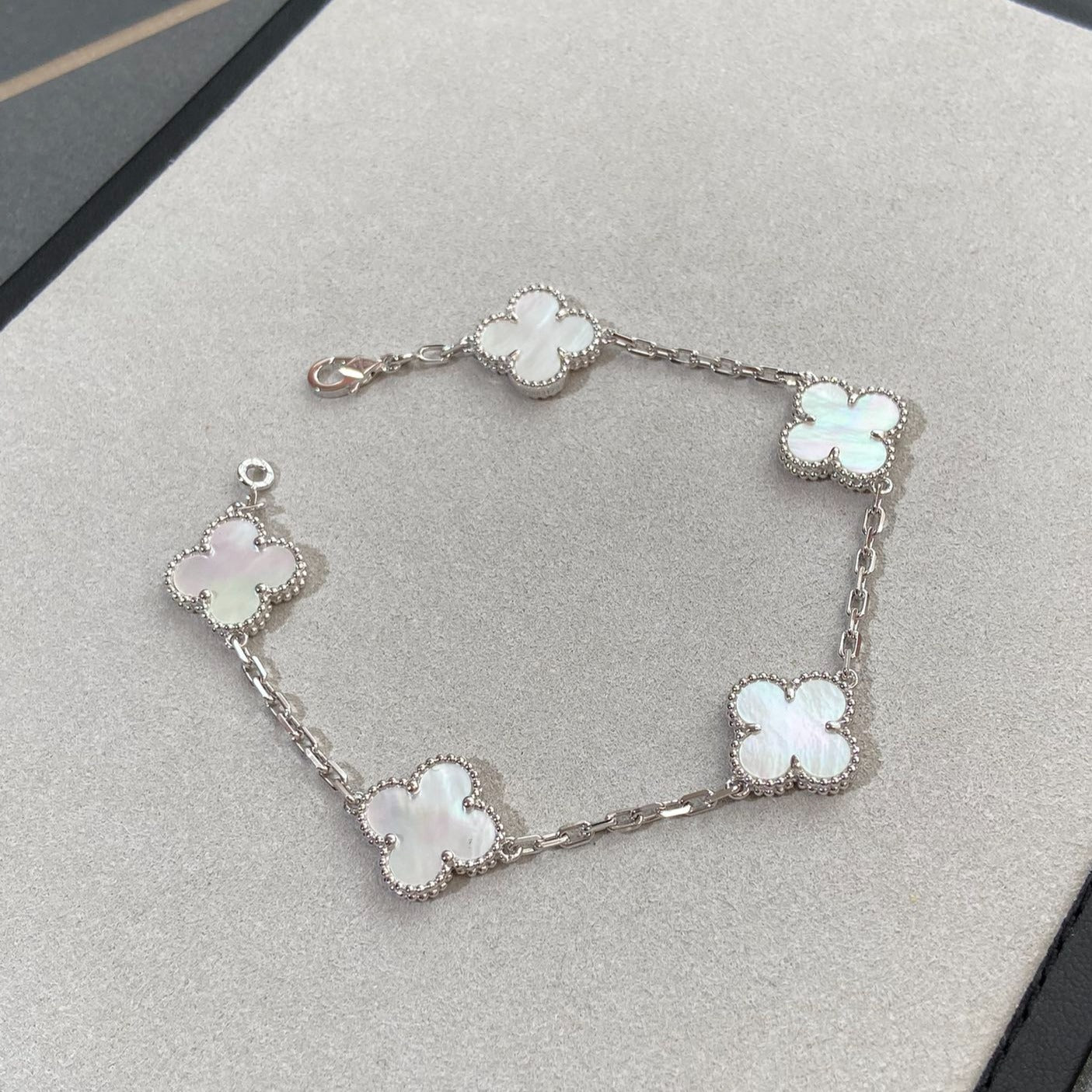 [Eterna Jewels]CLOVER WHITE PEARL MOP 5 MOTIF BRACELET COLLECTION