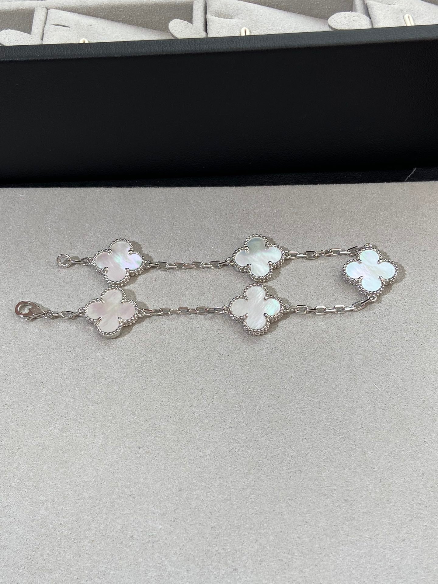 [Eterna Jewels]CLOVER WHITE PEARL MOP 5 MOTIF BRACELET COLLECTION