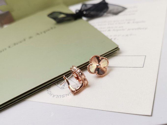 [Eterna Jewels]CLOVER MEDIUM STUD EARRINGS