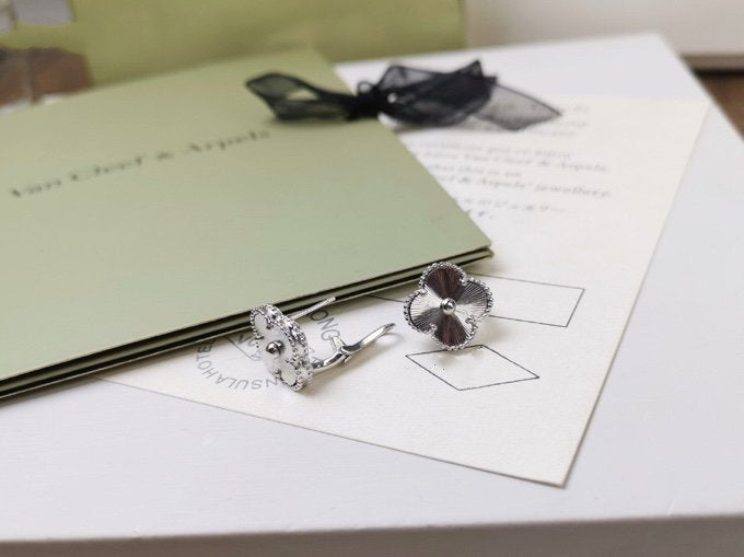 [Eterna Jewels]CLOVER MEDIUM STUD EARRINGS