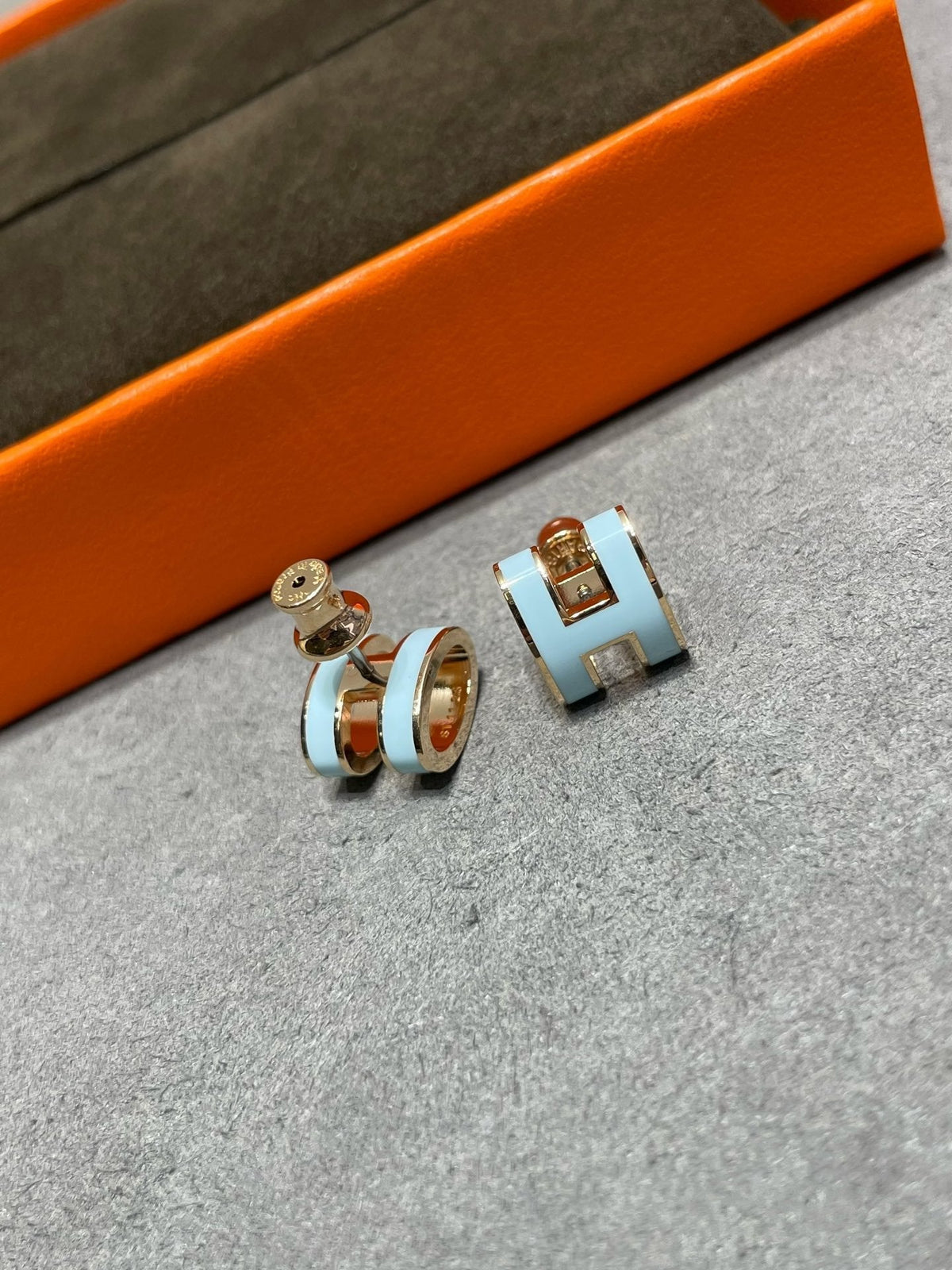 [Eterna Jewels]POP H SKY BLUE STUD EARRINGS