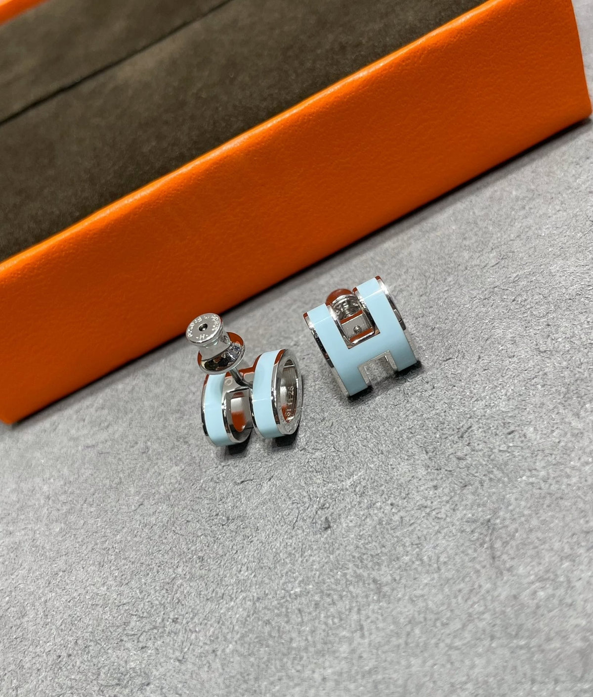 [Eterna Jewels]POP H SKY BLUE STUD EARRINGS