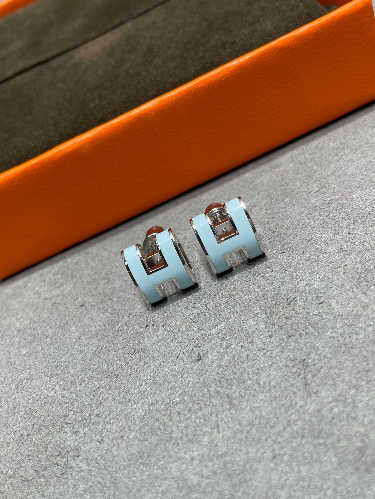 [Eterna Jewels]POP H SKY BLUE STUD EARRINGS