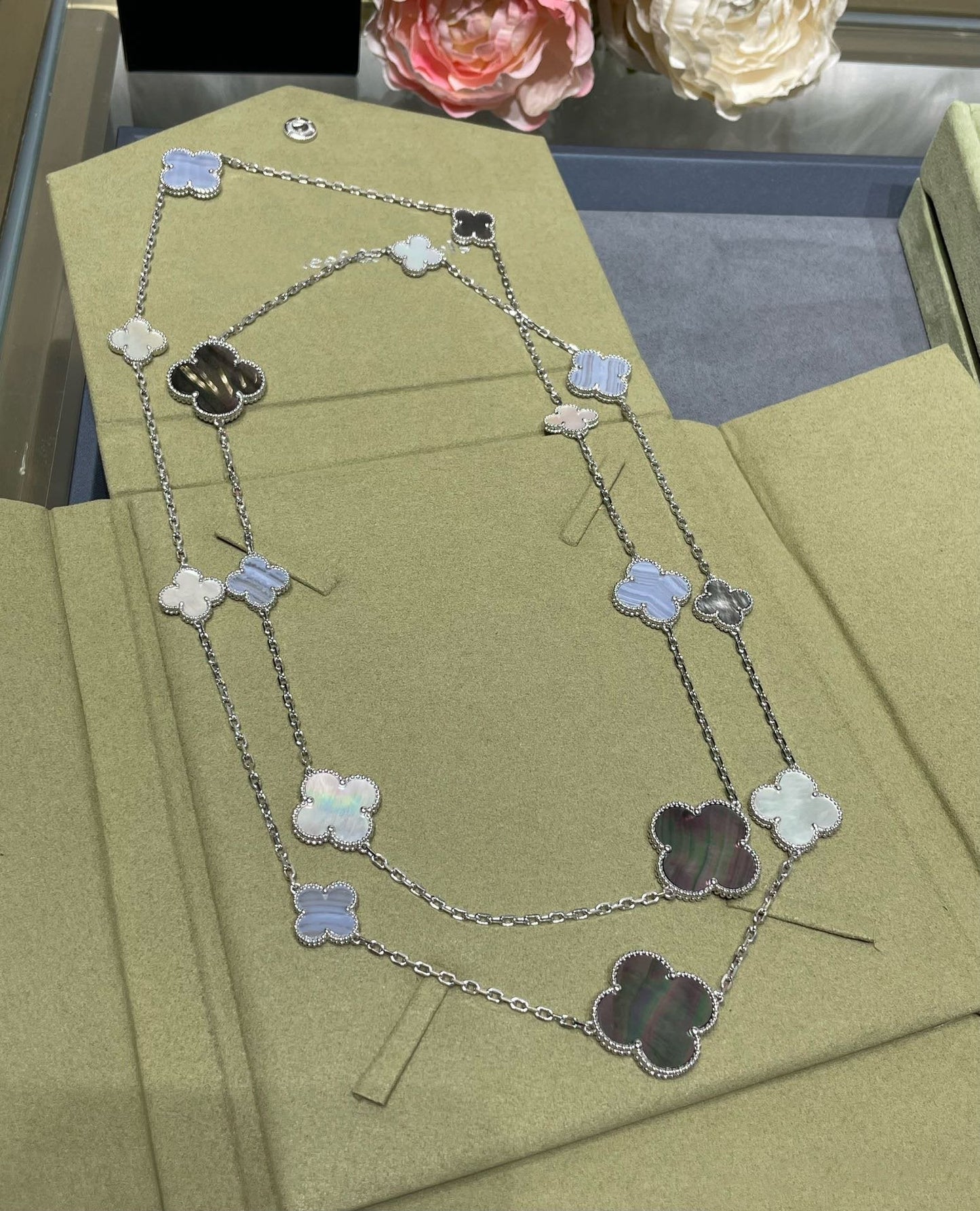 [Eterna Jewels]CLOVER 16 MOTIF CHALCEDONY MOP SILVER NECKLACE