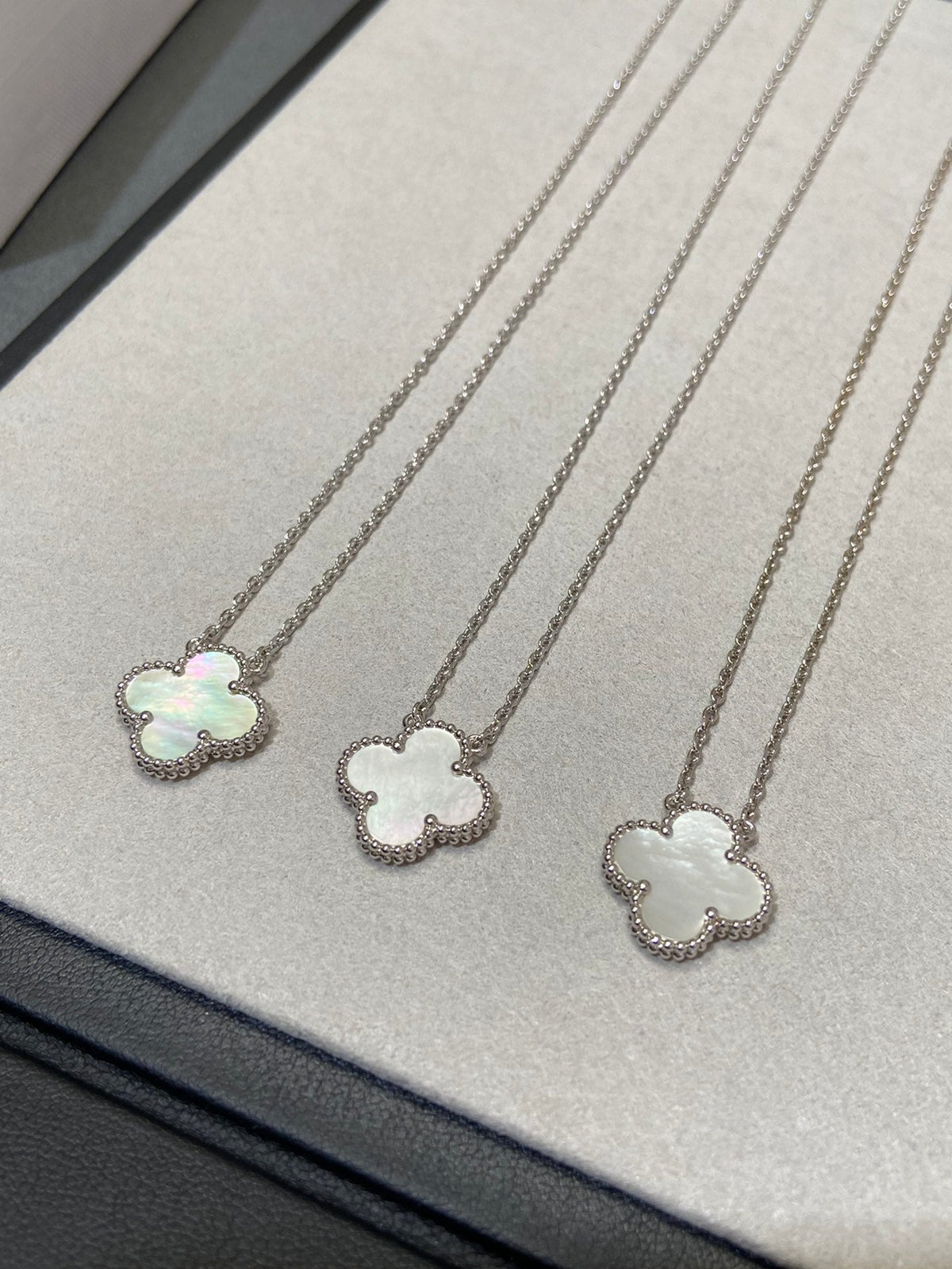 [Eterna Jewels]CLOVER MEDIUM SILVER WHITE MOP NECKLACE
