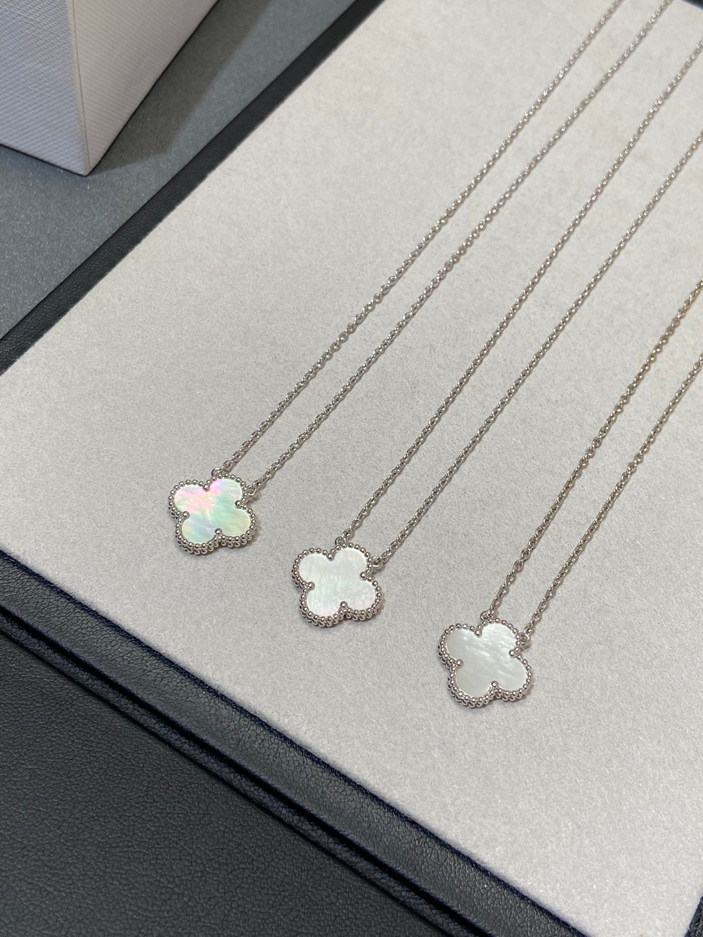 [Eterna Jewels]CLOVER MEDIUM SILVER WHITE MOP NECKLACE