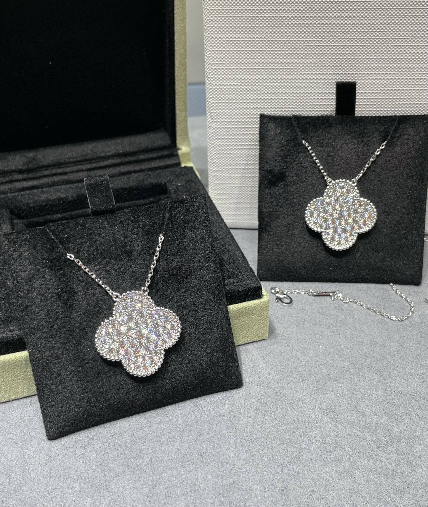 [Eterna Jewels]CLOVER 25MM LARGE PENDANT DIAMOND PAVED SILVER NECKLACE