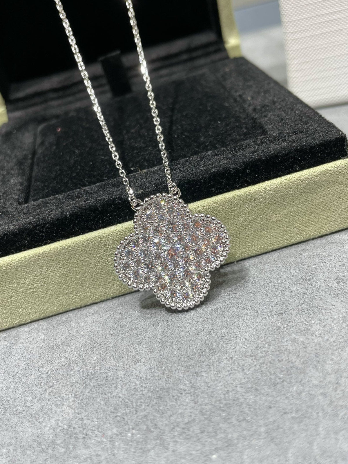 [Eterna Jewels]CLOVER 25MM LARGE PENDANT DIAMOND PAVED SILVER NECKLACE