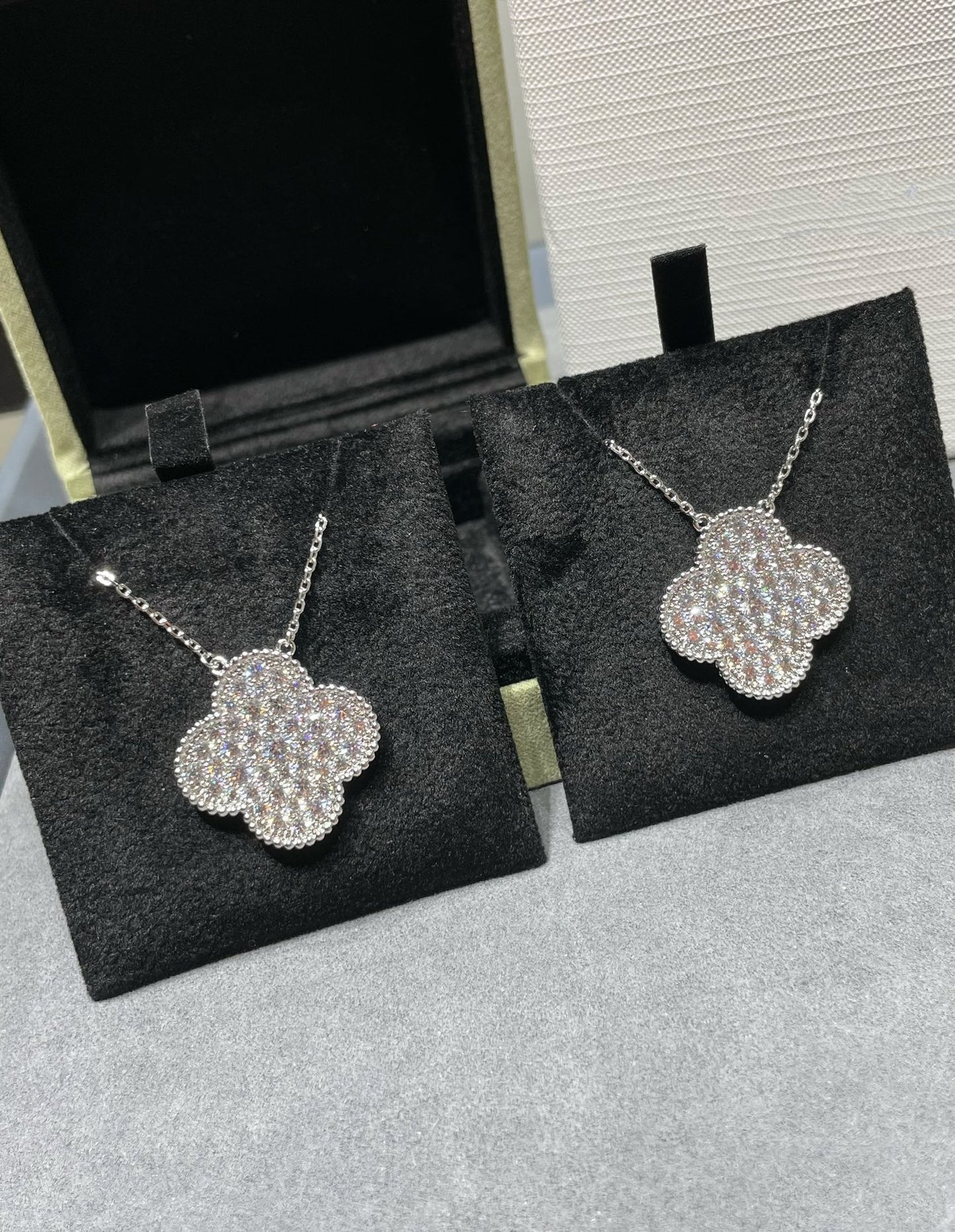 [Eterna Jewels]CLOVER 25MM LARGE PENDANT DIAMOND PAVED SILVER NECKLACE