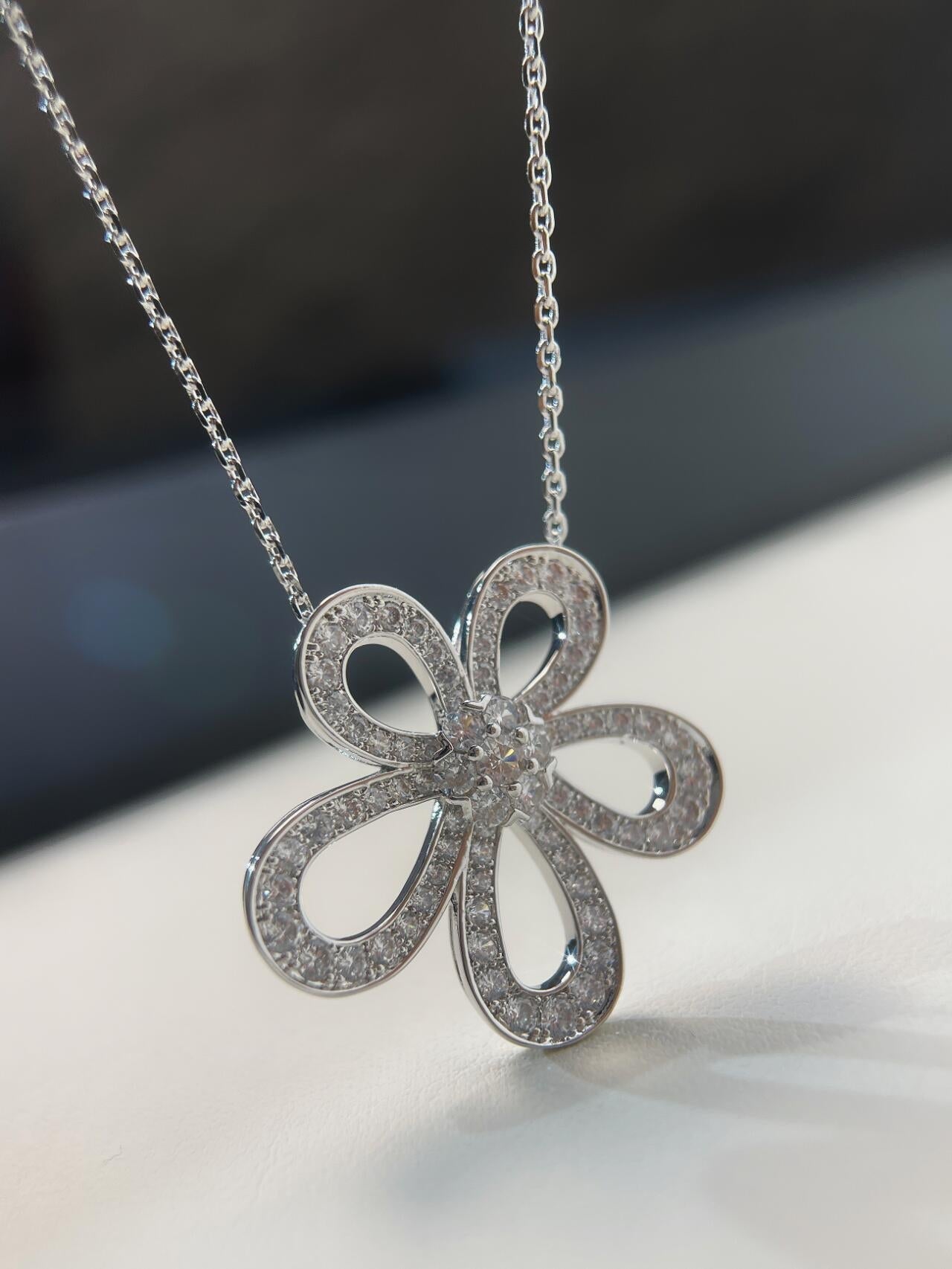 [Eterna Jewels]Flowerlace Lucky Four Leaf Clover Necklace for Her