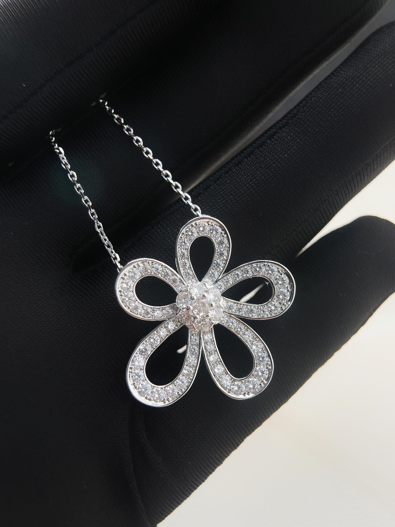 [Eterna Jewels]Flowerlace Lucky Four Leaf Clover Necklace for Her