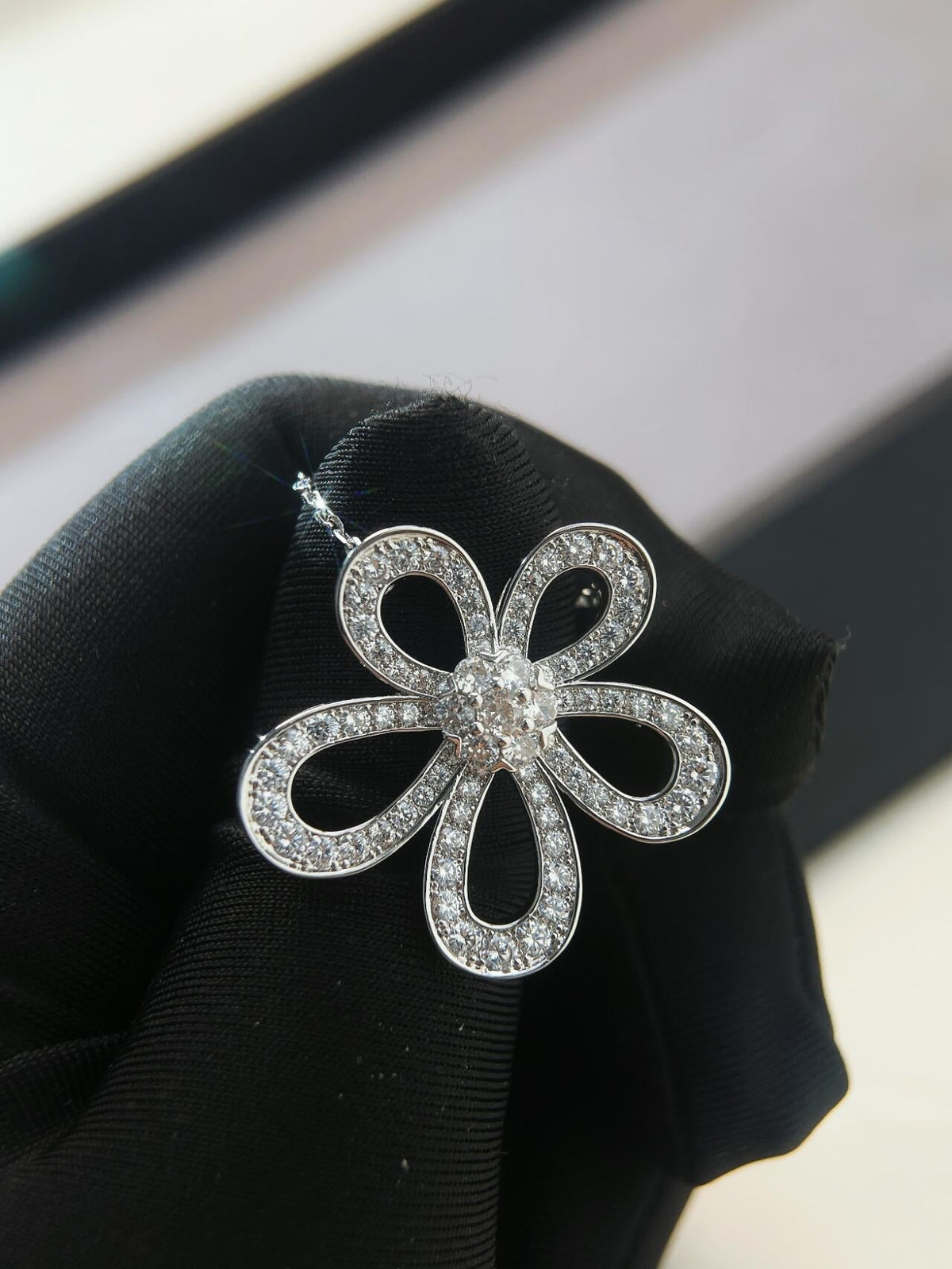 [Eterna Jewels]Flowerlace Lucky Four Leaf Clover Necklace for Her