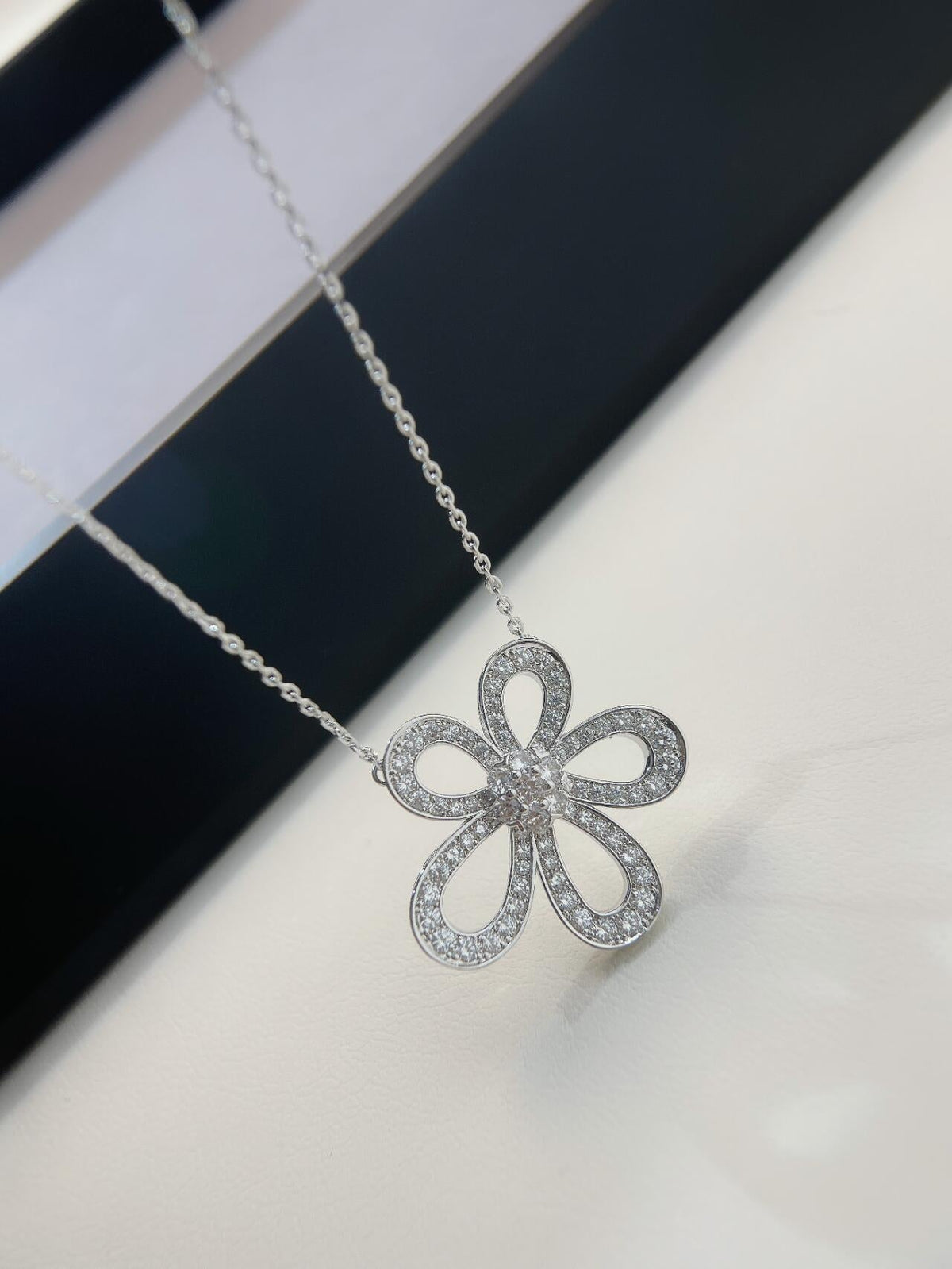 [Eterna Jewels]Flowerlace Lucky Four Leaf Clover Necklace for Her