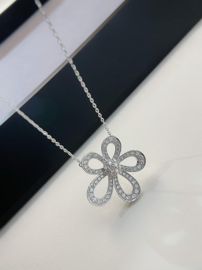 [Eterna Jewels]Flowerlace Lucky Four Leaf Clover Necklace for Her