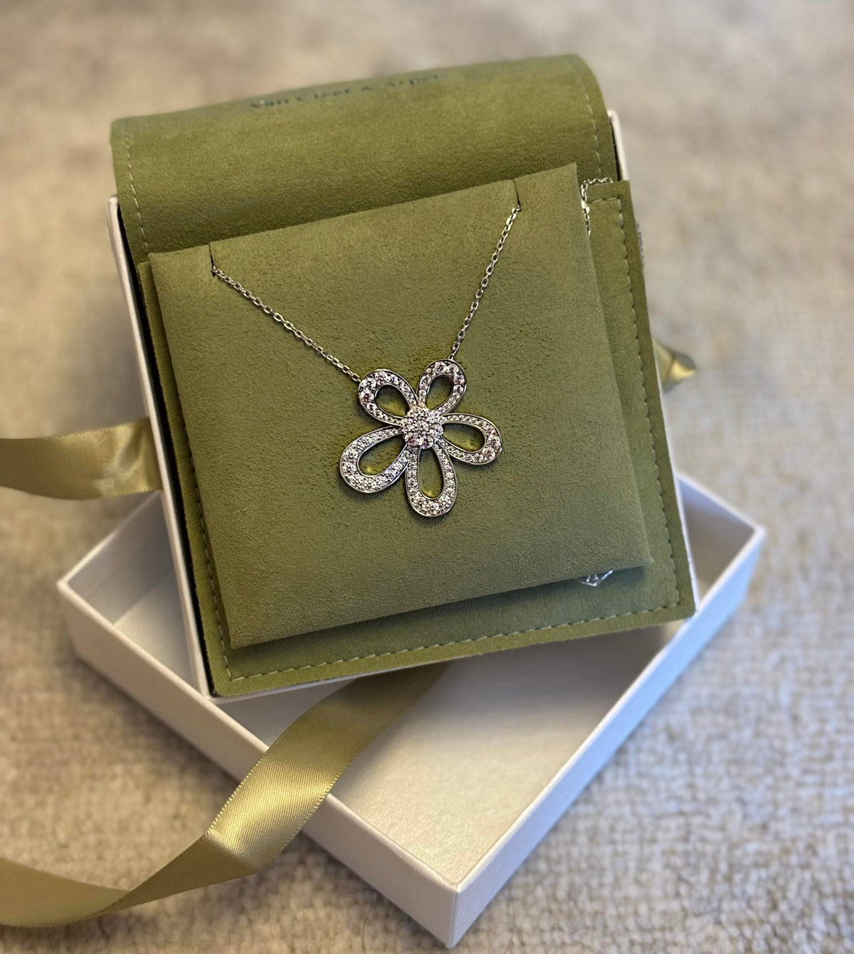 [Eterna Jewels]Flowerlace Lucky Four Leaf Clover Necklace for Her