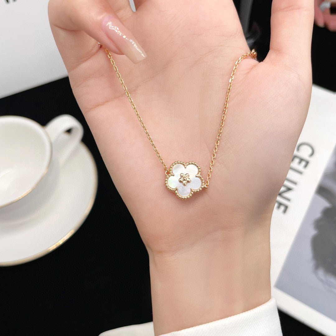 [Eterna Jewels]LUCKY WHITE MOP PLUM BLOSSOM  BRACELET