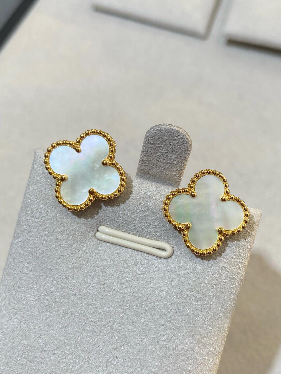 [Eterna Jewels] CLOVER LARGE (20mm) 1 MOTIFS WHITE MOP STUD EARRINGS