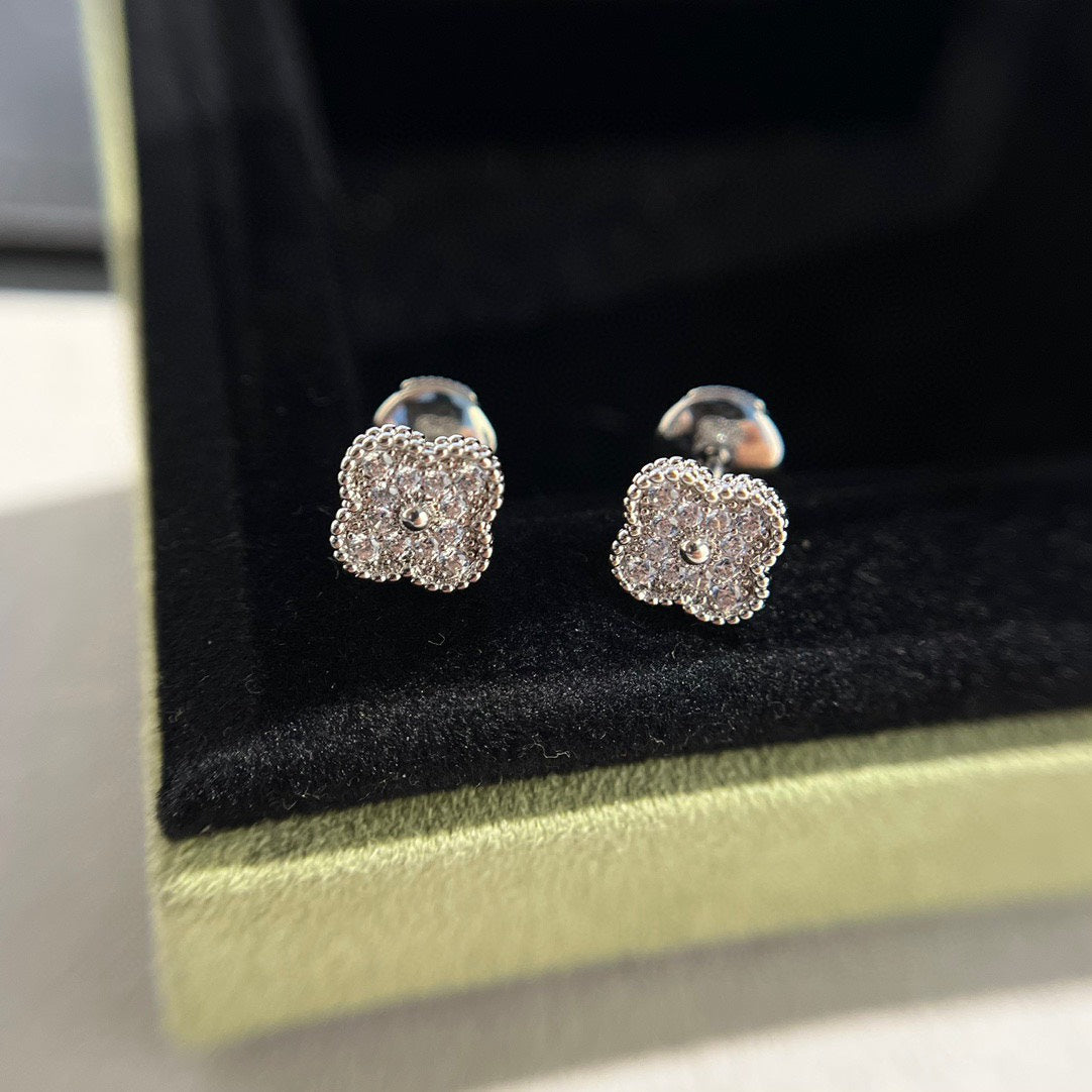 [Eterna Jewels]CLOVER MINI DIAMOND STUD EARRINGS