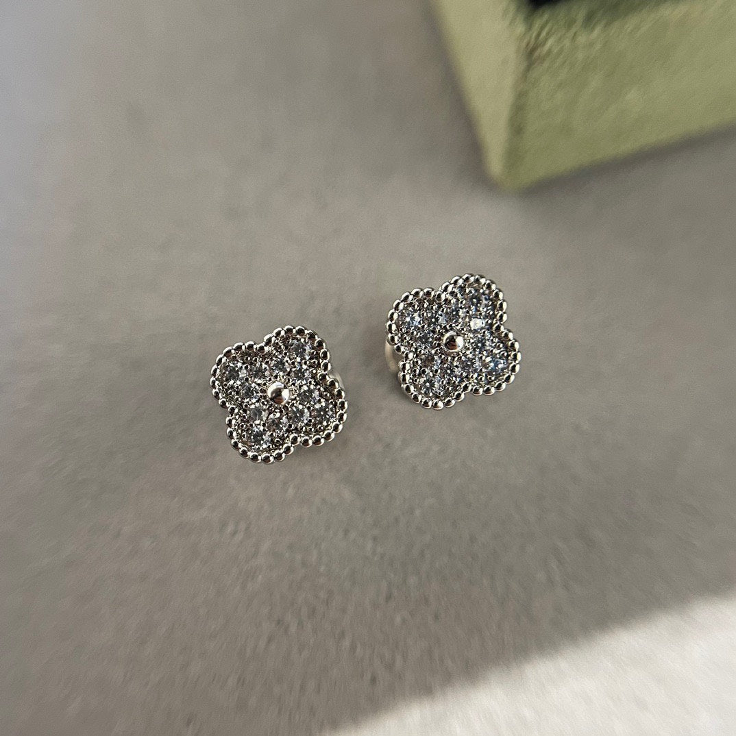 [Eterna Jewels]CLOVER MINI DIAMOND STUD EARRINGS