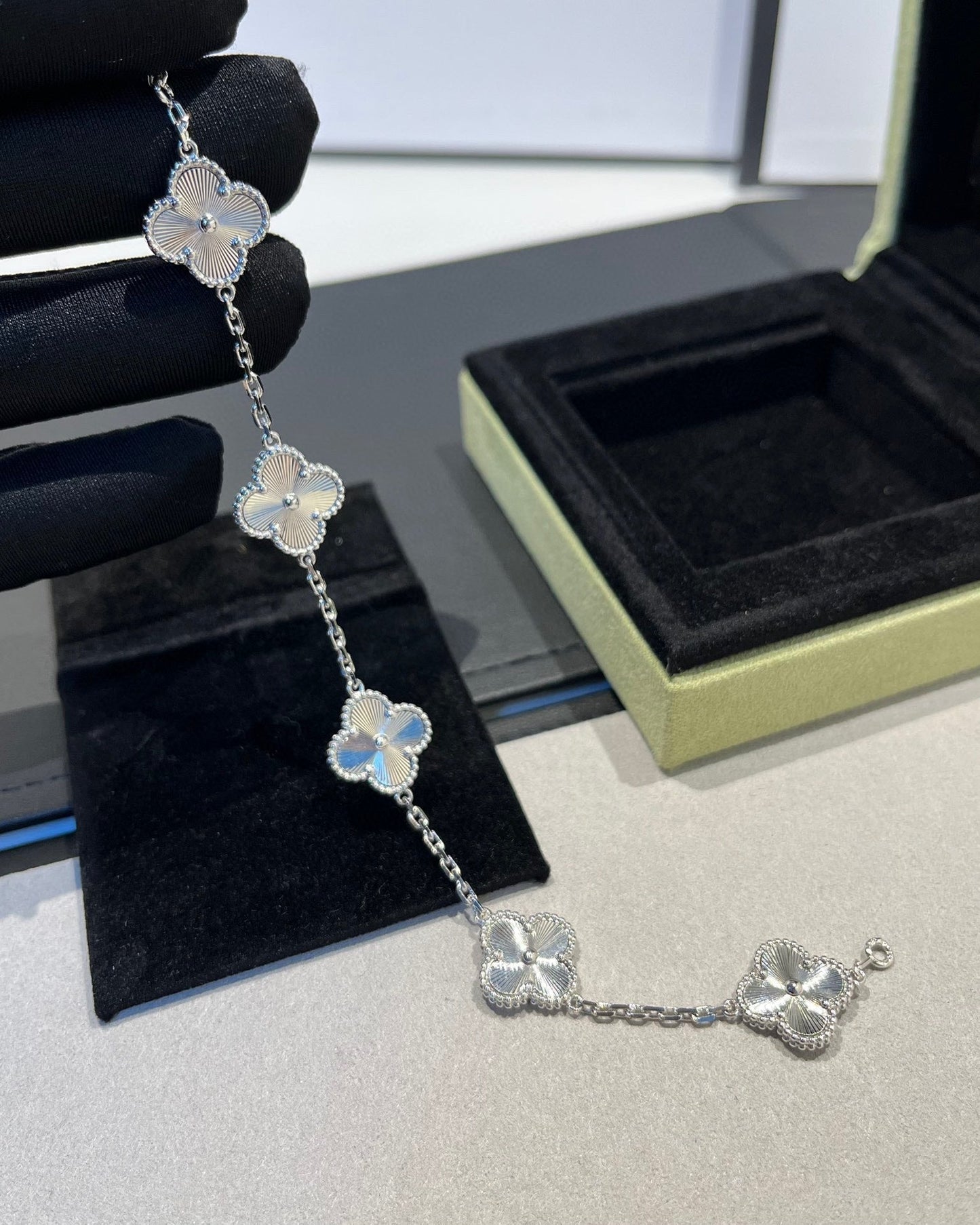 [Eterna Jewels] CLOVER 5 MOTIF LASER BRACELET COLLECTION