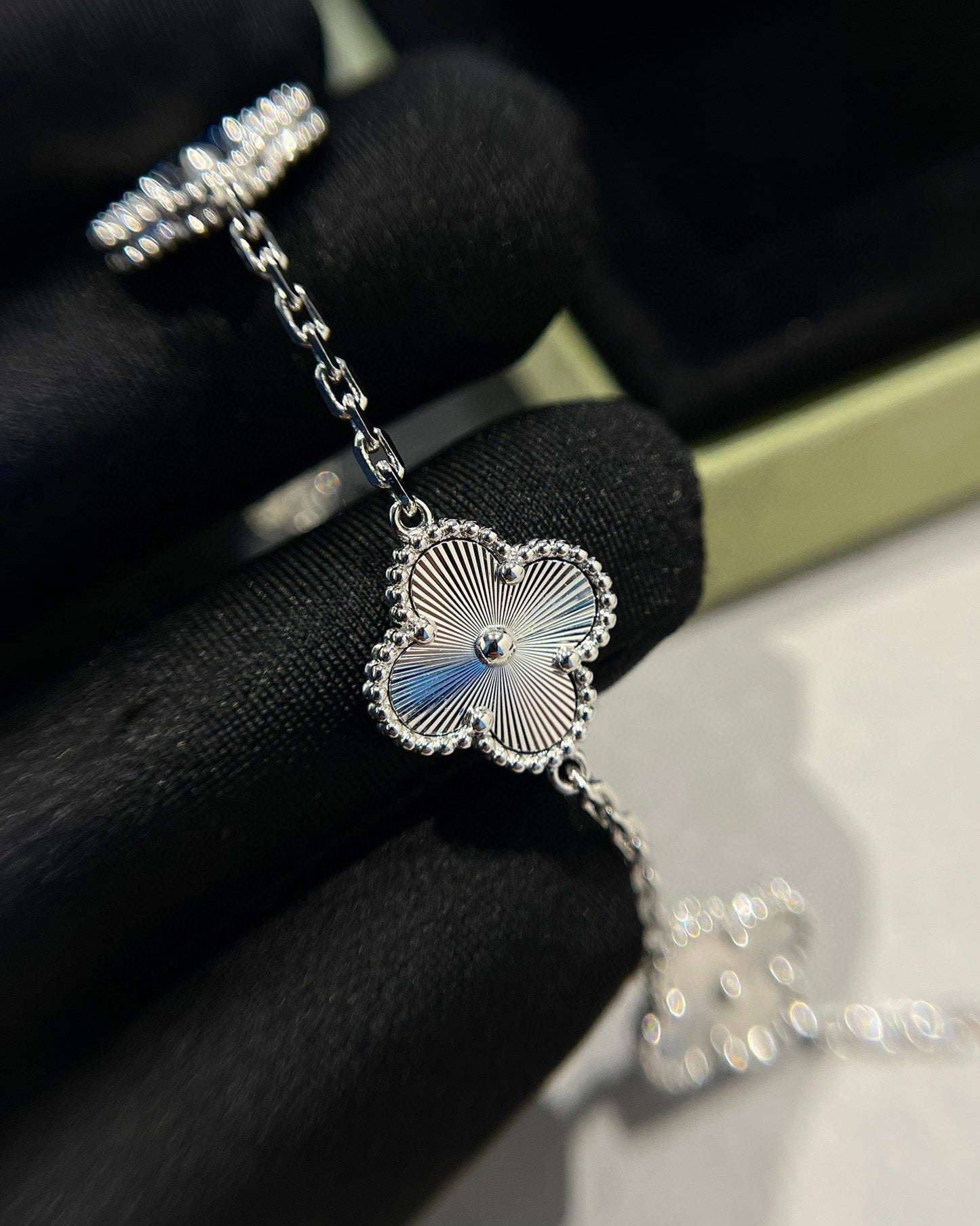[Eterna Jewels] CLOVER 5 MOTIF LASER BRACELET COLLECTION