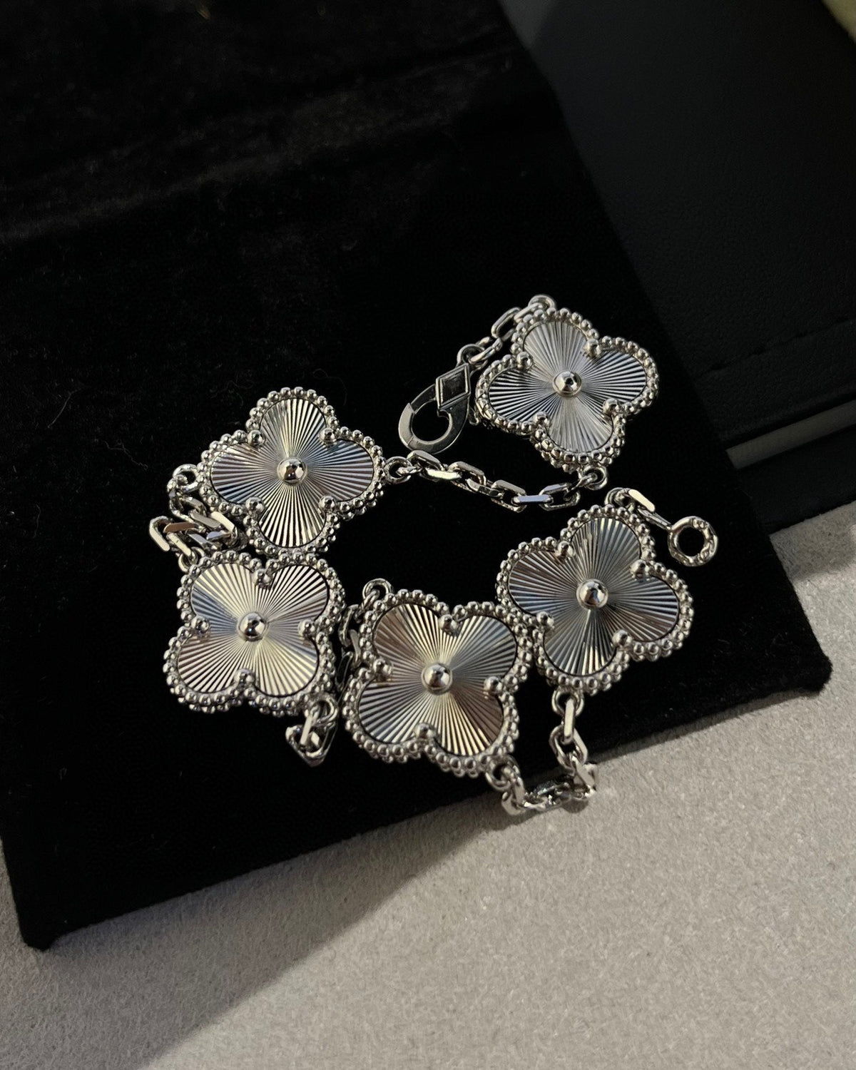 [Eterna Jewels] CLOVER 5 MOTIF LASER BRACELET COLLECTION
