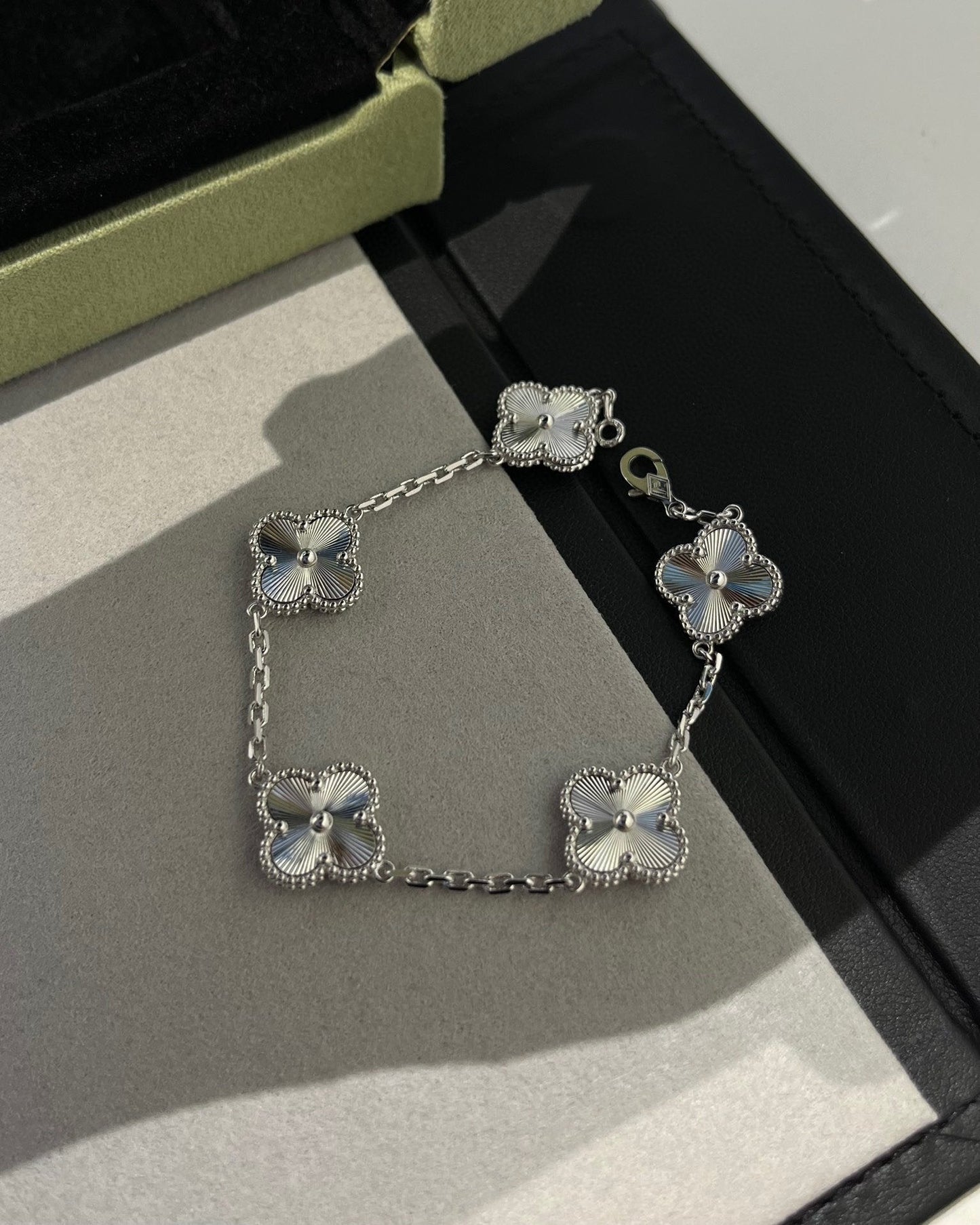[Eterna Jewels] CLOVER 5 MOTIF LASER BRACELET COLLECTION