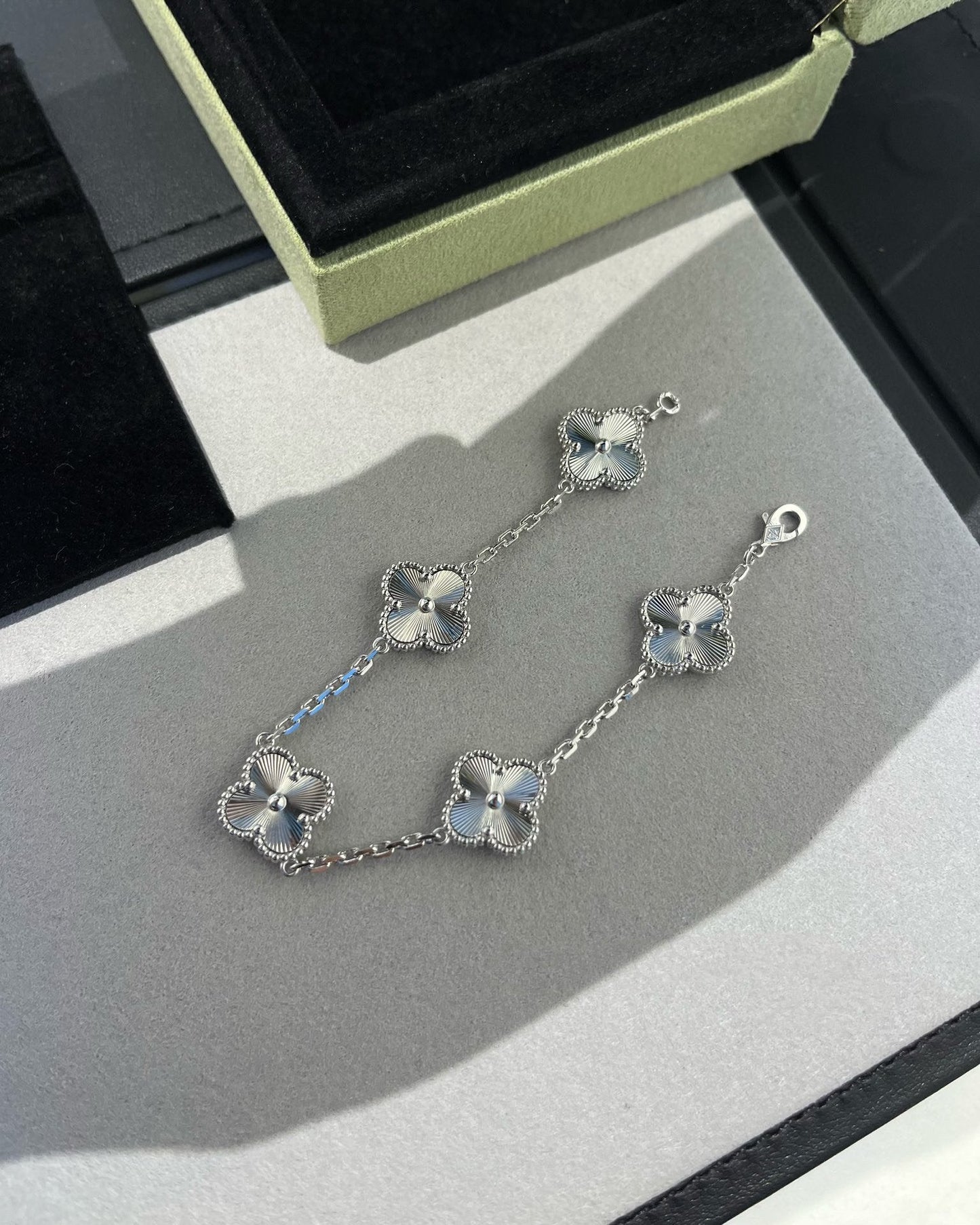 [Eterna Jewels] CLOVER 5 MOTIF LASER BRACELET COLLECTION